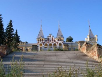 На этой лестнице потеряла свою туфельку Золушка из старого советского фильма. 