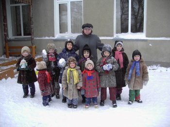 Антонина Петровна Шицкова с дошкольной группой детского дома. Фото Т.В.Шустовой.