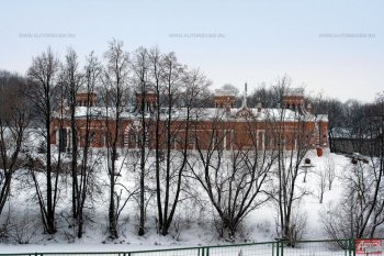 Усадьба Красное — одно из самых загадочных имений Рязанской области. За металлическим забором оно выглядит как островной замок.