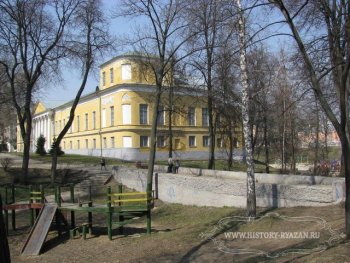 Городской сад. На заднем плане - Художественный музей (бывший дом купца Рюмина).