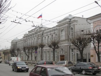 Здание бывшего общественного Сергия Живаго Банка (левый вход и Городской управы (правый вход, верхний этаж) на Астраханской улице.