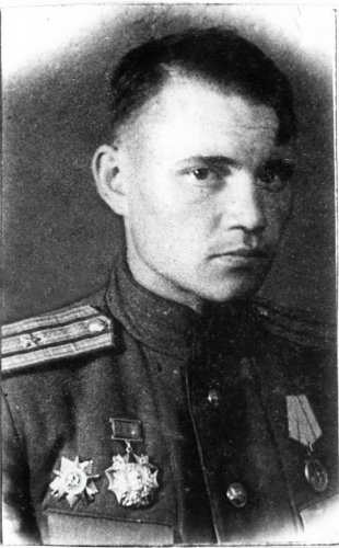 7__Evgenij_Pavlovich_Tveritinov_vtoroj__1944_0.jpg